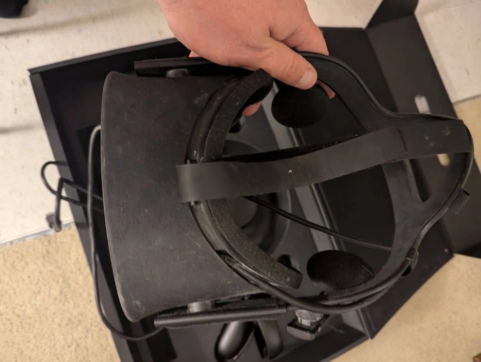 Oculus Rift VR Headset with Touch Controllers and Sensors - photo 4