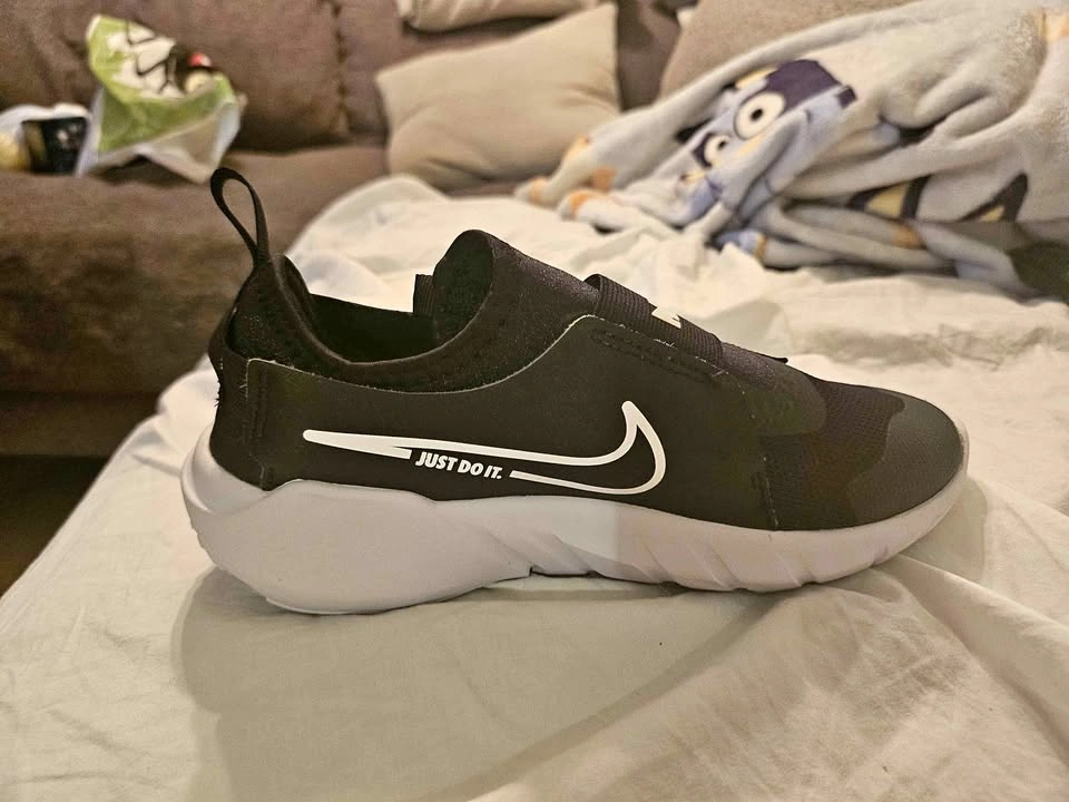 NIKE Youth Flex Runner size 4Y