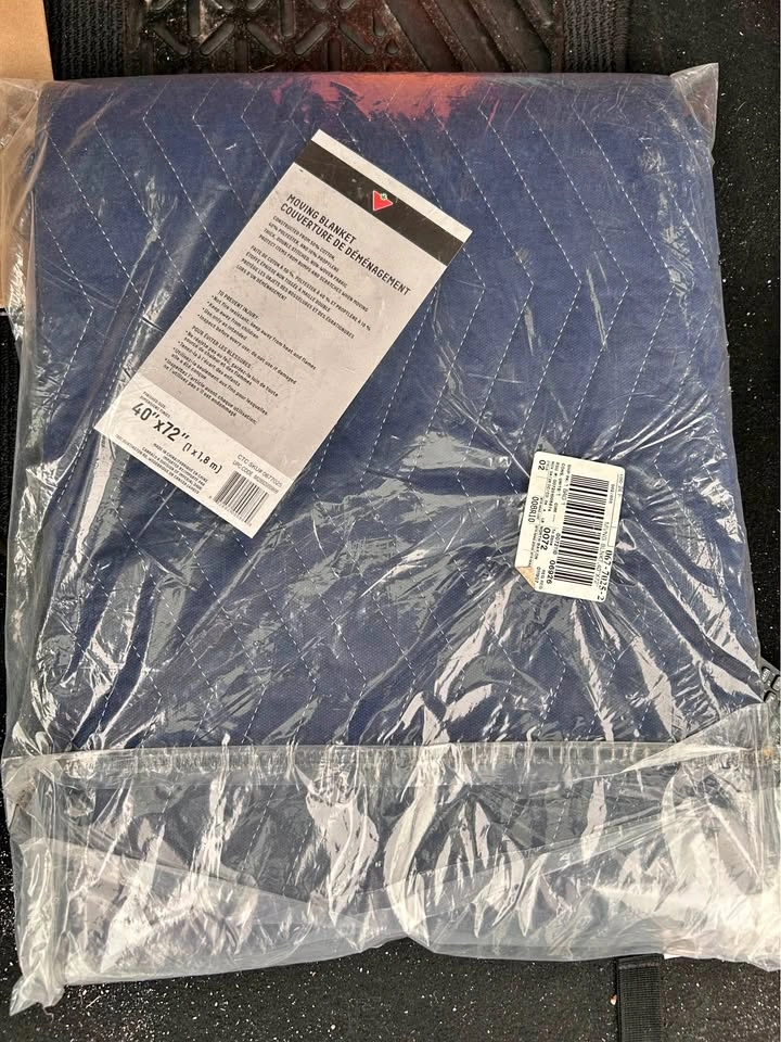 BNIB Canadian tire moving blanket 40x72”
