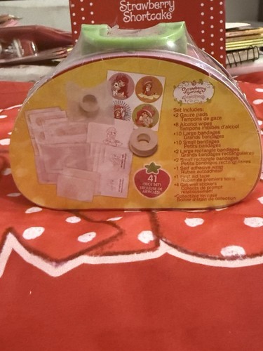 2013 Strawberry Shortcake 41 PIECE First Aid Kit in Tin - photo 2