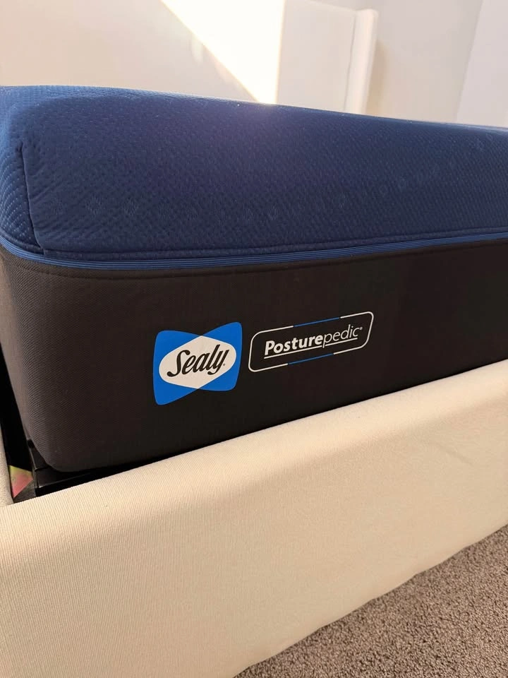 Sealy Posturepedic King Mattress - photo 2