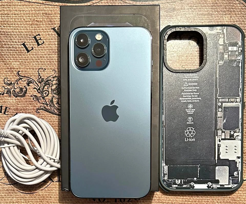 (100%)iPhone 12 Pro Max 256GB- Great Con + Accessories.