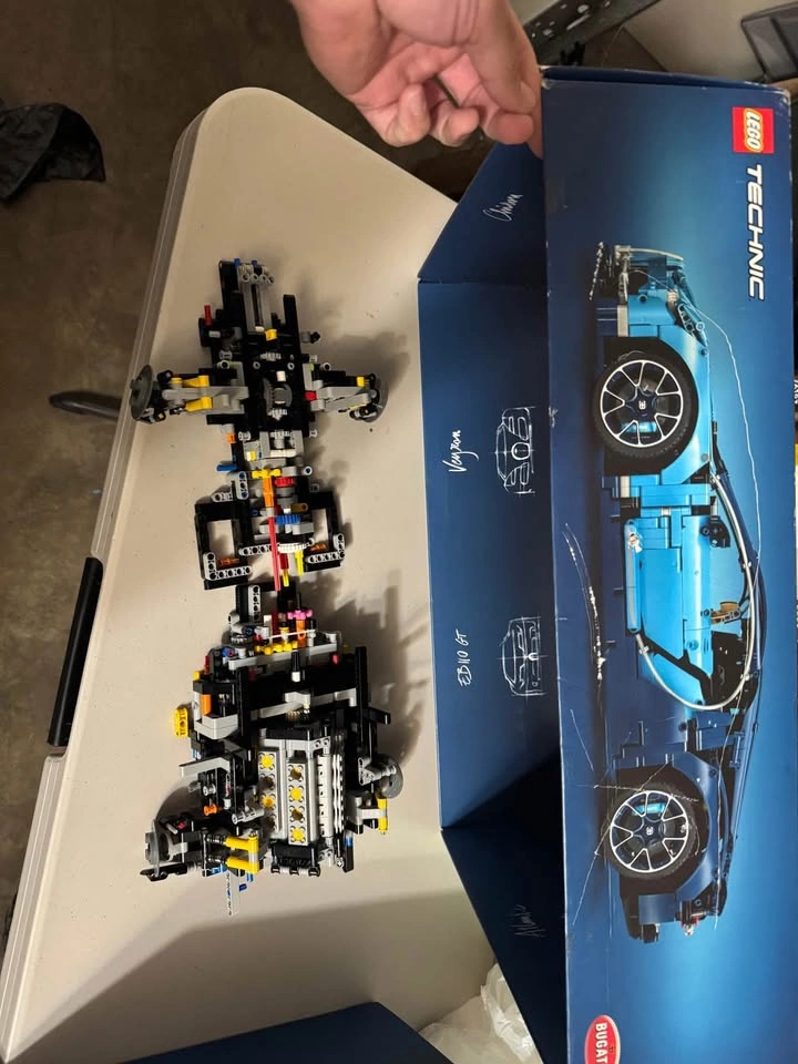 Lego Bugatti Chiron (partially built) (42083) - photo 2