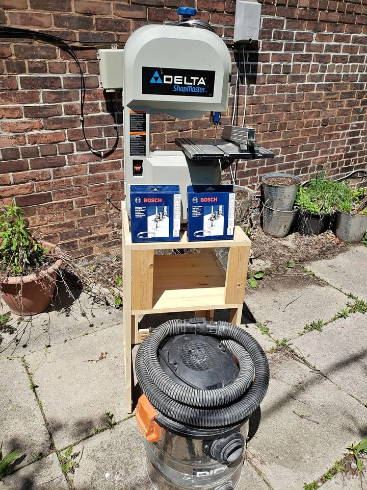 9" Delta Bandsaw with Stand & Shop Vacuum