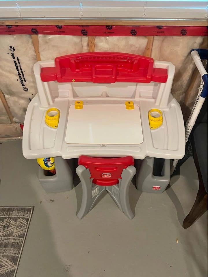 Step 2 Art Master Activity Desk w/chair