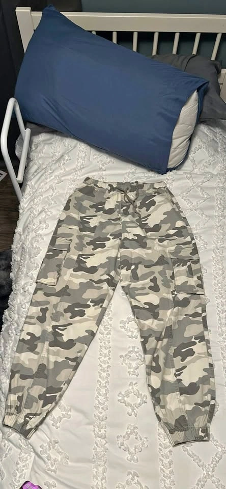 Refuge Camo Cargo Pants Size M