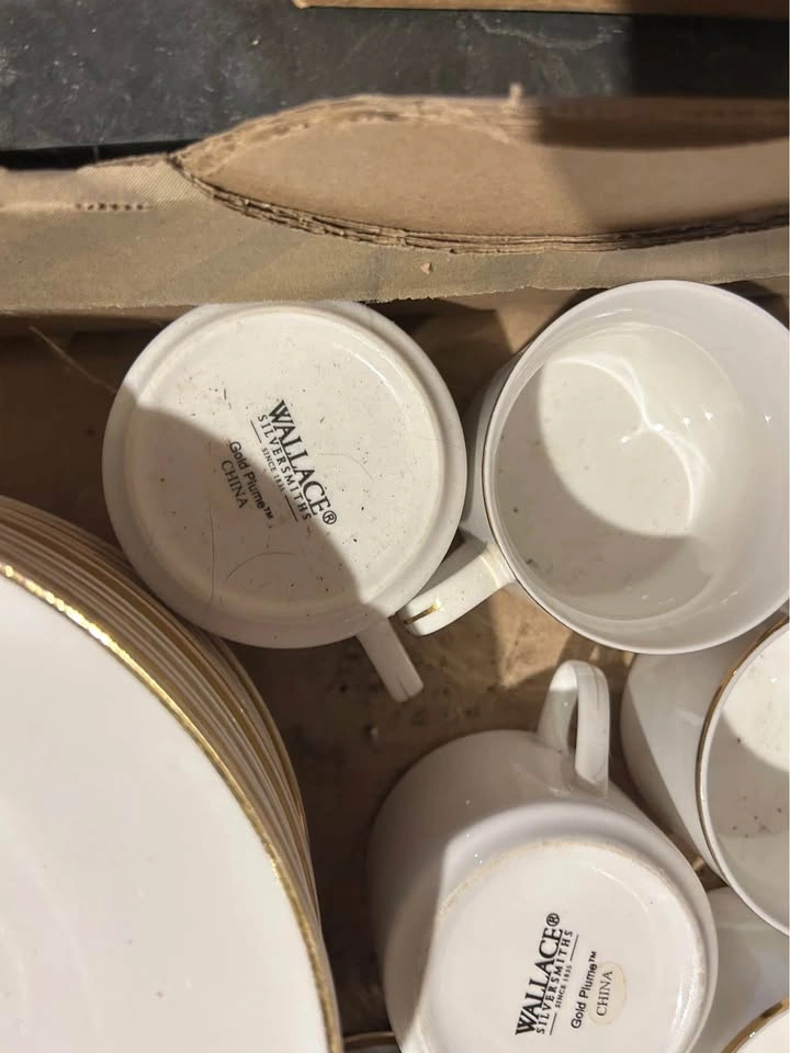 Wallace Silversmiths Gold Plume China Set - photo 4