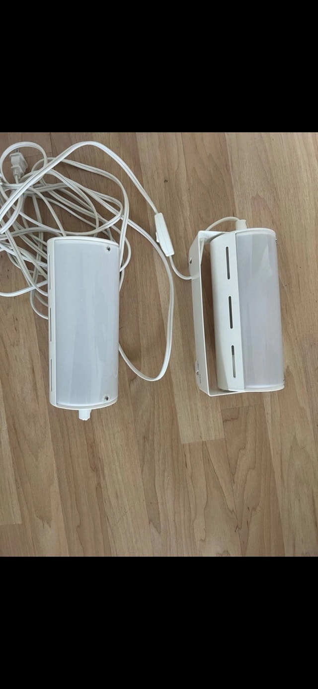 2 lamps/sconces, white
