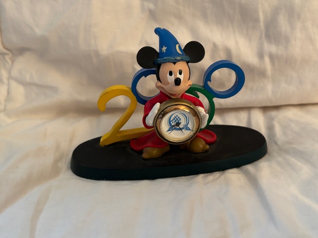 Walt Disney World 1999 Cast Holiday Celebration Figurine