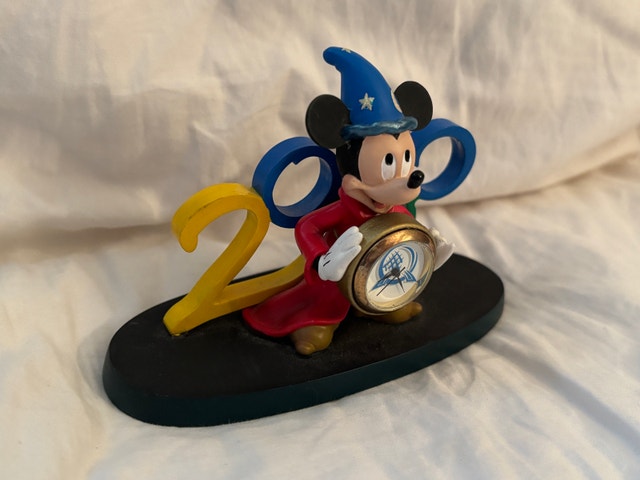 Walt Disney World 1999 Cast Holiday Celebration Figurine - photo 2