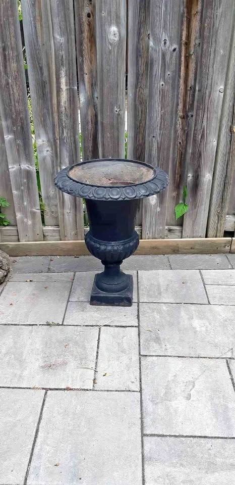 CAST IRON PLANTER
