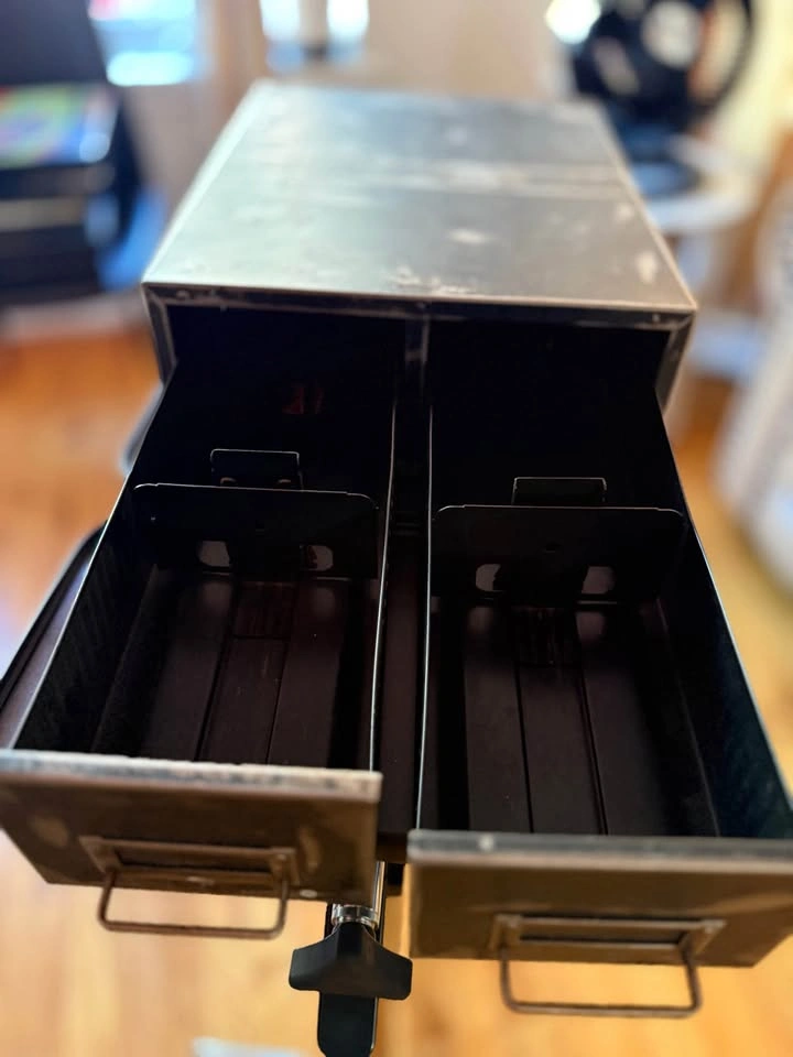 Metal filing cabinet - photo 2