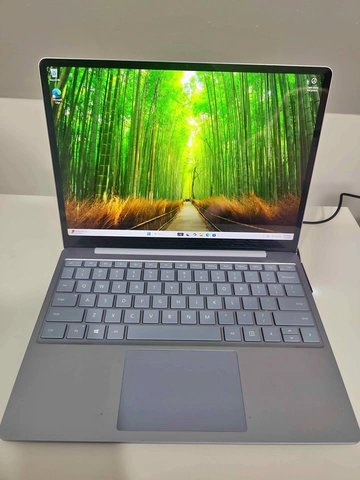 Microsoft surface go laptop touchscreen 128GB 8GB RAM