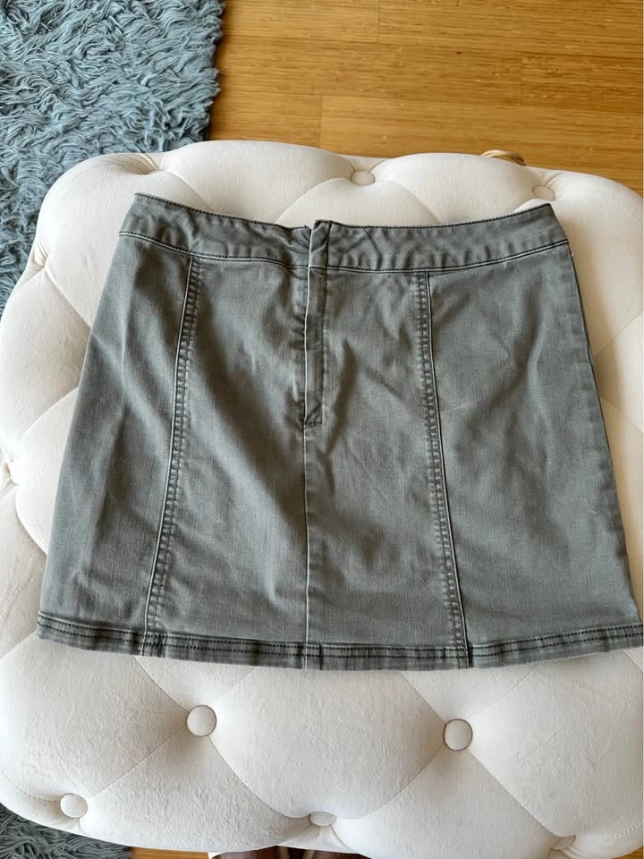 Button-Detail Olive Mini Skirt - photo 3