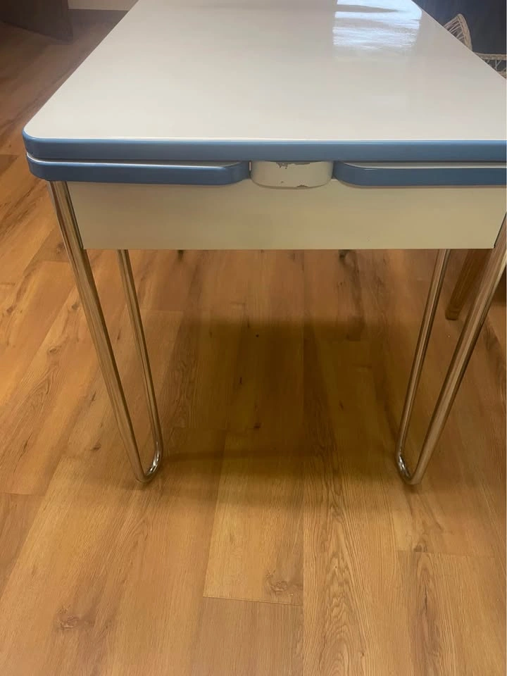 Vintage 1930s Art Deco Enamel Top Kitchen Table – Blue Trim - photo 4