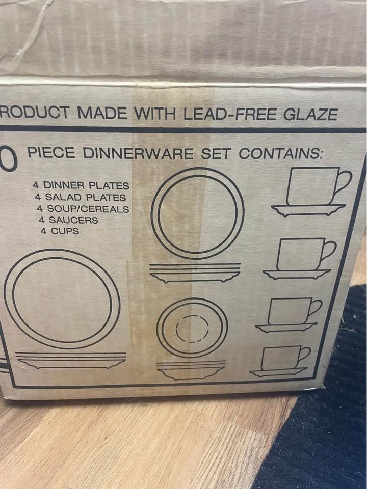 Fiestaware Sapphire Blue 20 Piece in original box - photo 2