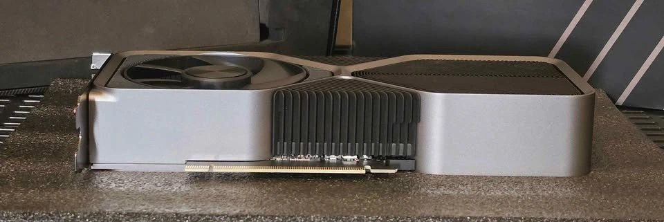 NVIDIA GeForce RTX 4070 Founders Edition - photo 4