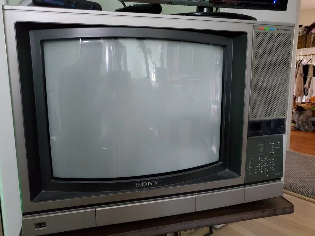 Sony Trinitron Color TV KV-1945RS 19" Vintage - Like New thumbnail