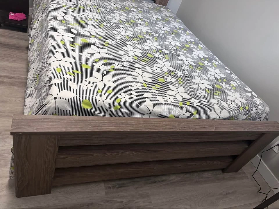 Queen Size Contemporary Wood Bed Frame - photo 3