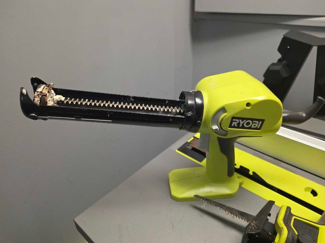 RYOBI 18V ONE+ Cordless Caulk & Adhesive Gun (P310G) – Tool Only