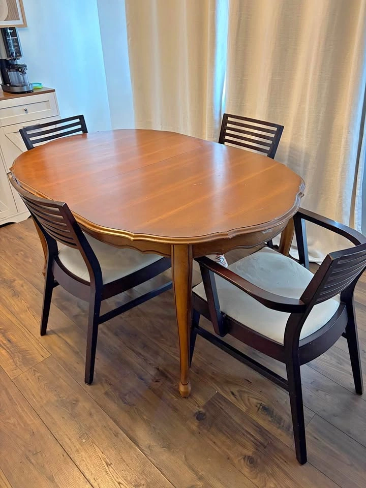Extendable Dining Table with 4 Chairs