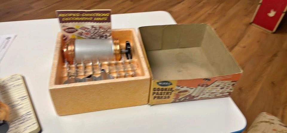 Mirro vintage cookie pastry press
