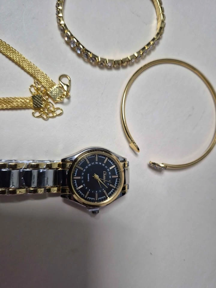 Women's Watch and bracelets - photo 2