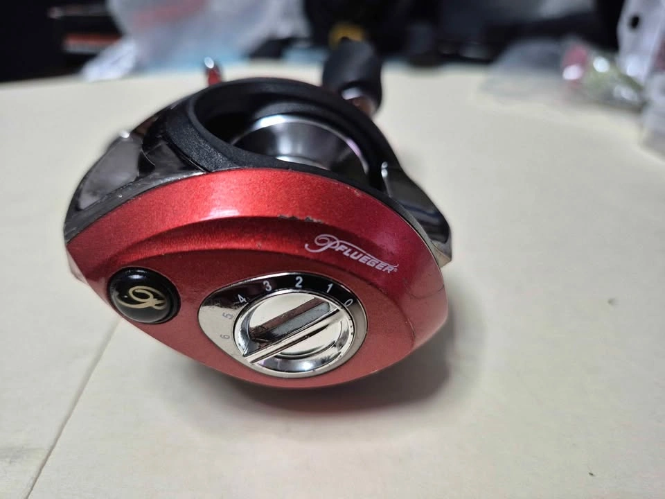 Pflueger Templar baitcaster fishing reel - photo 2