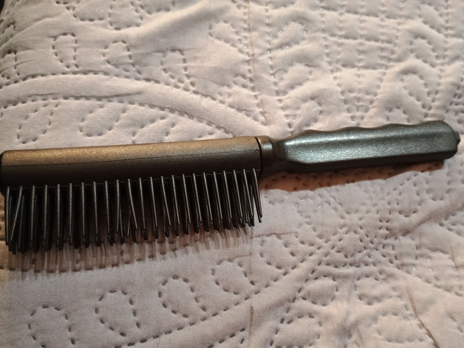 Brush comb with concealed hair parter