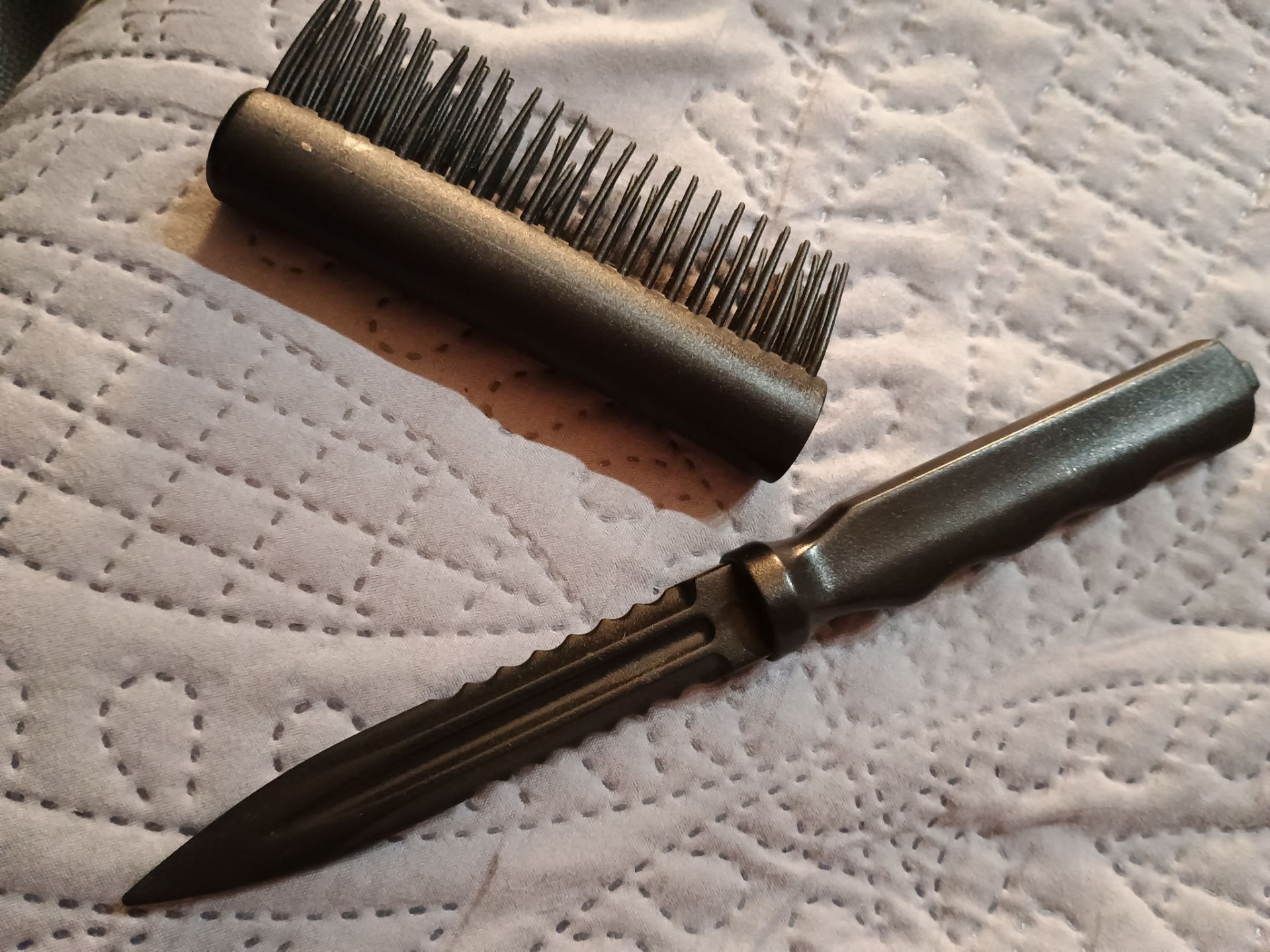 Brush comb with concealed hair parter - photo 2