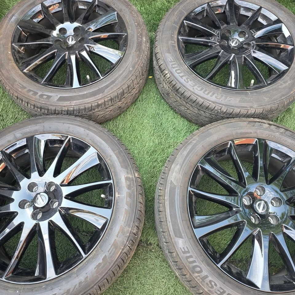 235/55/20 Bridgestone Tires 90% Tread with Nissan OEM Rims - photo 2