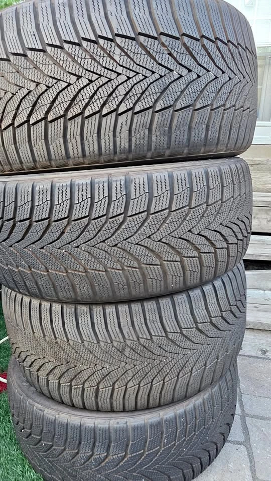 255/35/19 and 225/40/19 Nexen winter tires 90% tread
