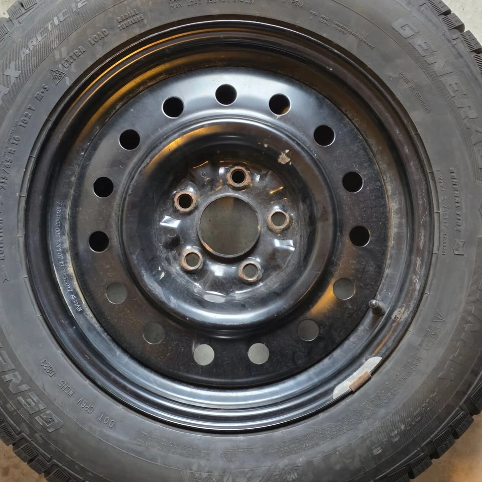 215/65/16 General winter tires 90% tread with Nissan rims - photo 2