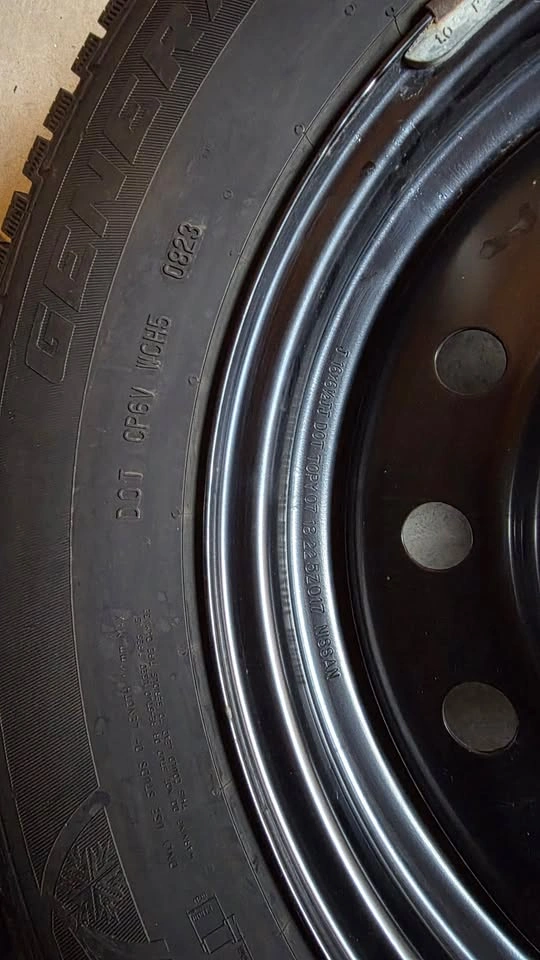 215/65/16 General winter tires 90% tread with Nissan rims - photo 3