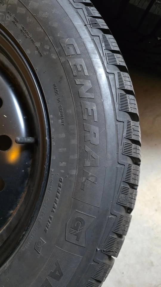 215/65/16 General winter tires 90% tread with Nissan rims - photo 4