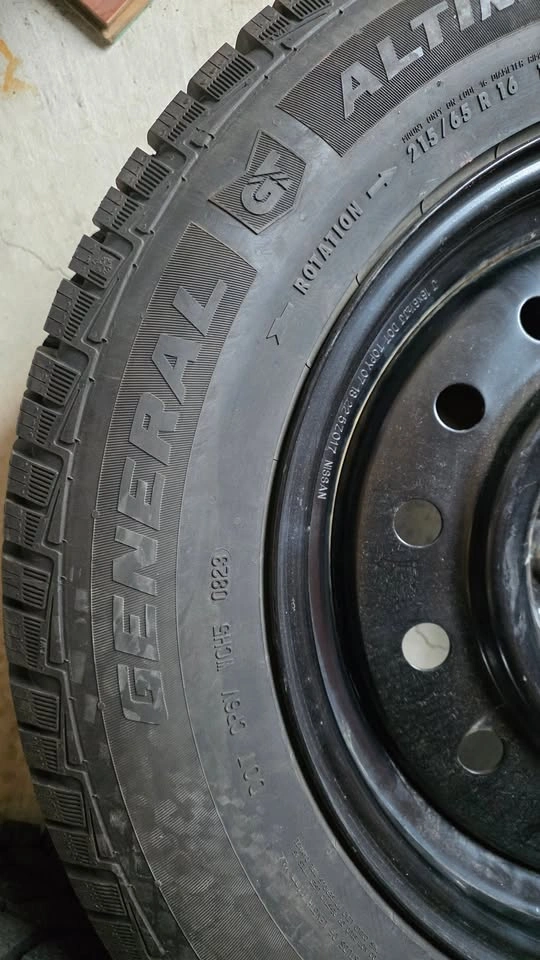 215/65/16 General winter tires 90% tread with Nissan rims - photo 5