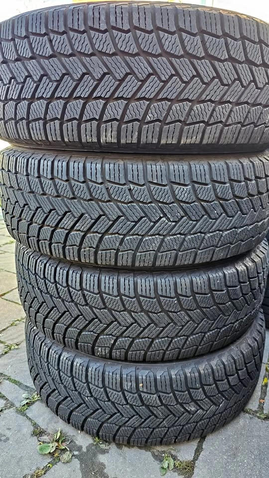 225/65/17 Michelin winter tires 90% tread
