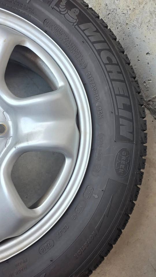 215/60/16 Michelin winter tires 90% tread with Steel rims 5x114. - photo 3