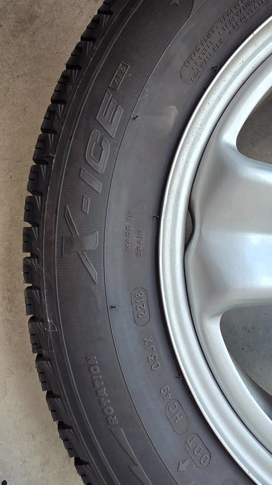 215/60/16 Michelin winter tires 90% tread with Steel rims 5x114. - photo 5