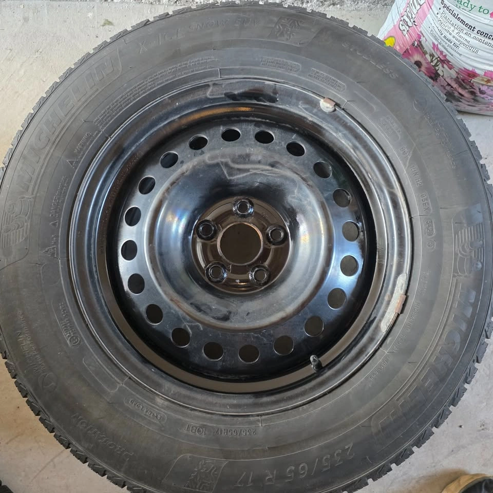 235/65/17 Michelin winter tires with steel rims - photo 2