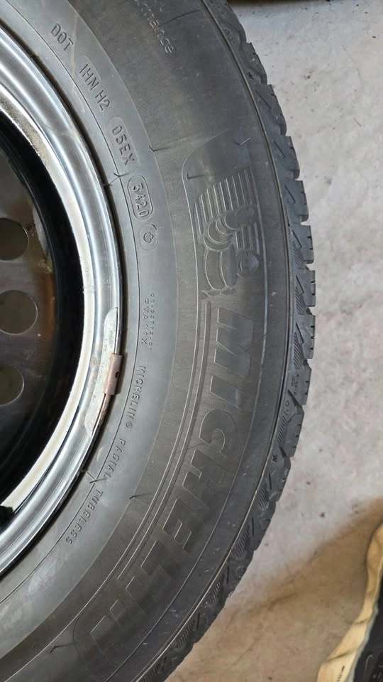 235/65/17 Michelin winter tires with steel rims - photo 3