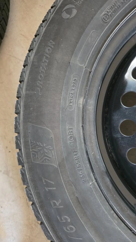 235/65/17 Michelin winter tires with steel rims - photo 4