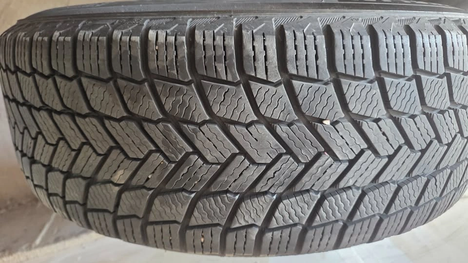 235/65/17 Michelin winter tires with steel rims - photo 5