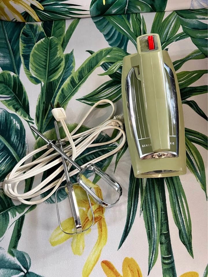 Vintage 1970s General Electric 3-Speed Hand Mixer