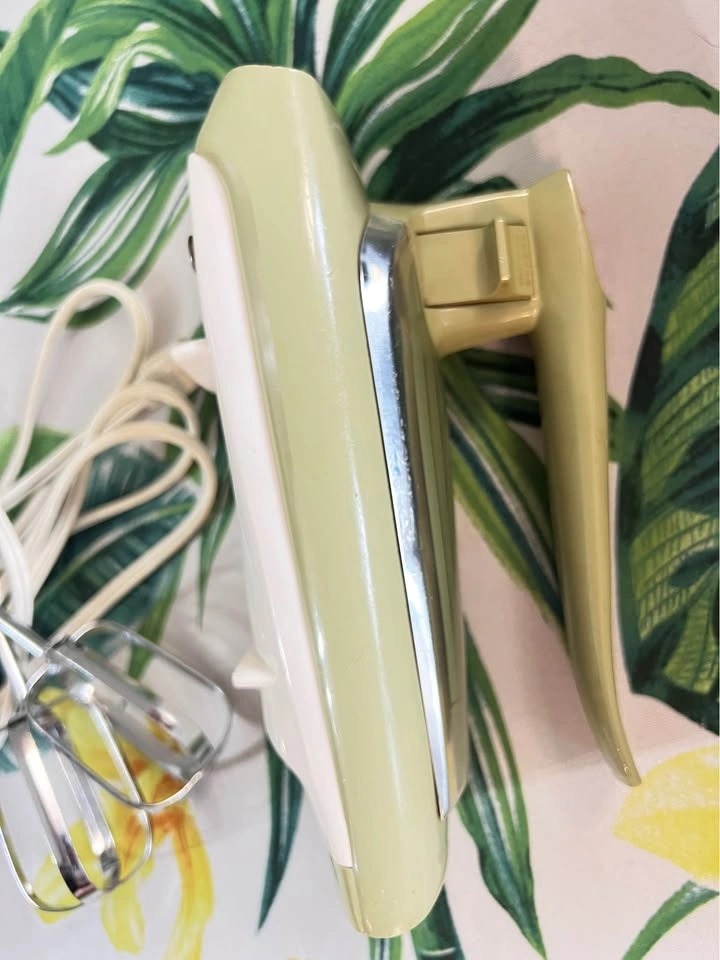 Vintage 1970s General Electric 3-Speed Hand Mixer - photo 3
