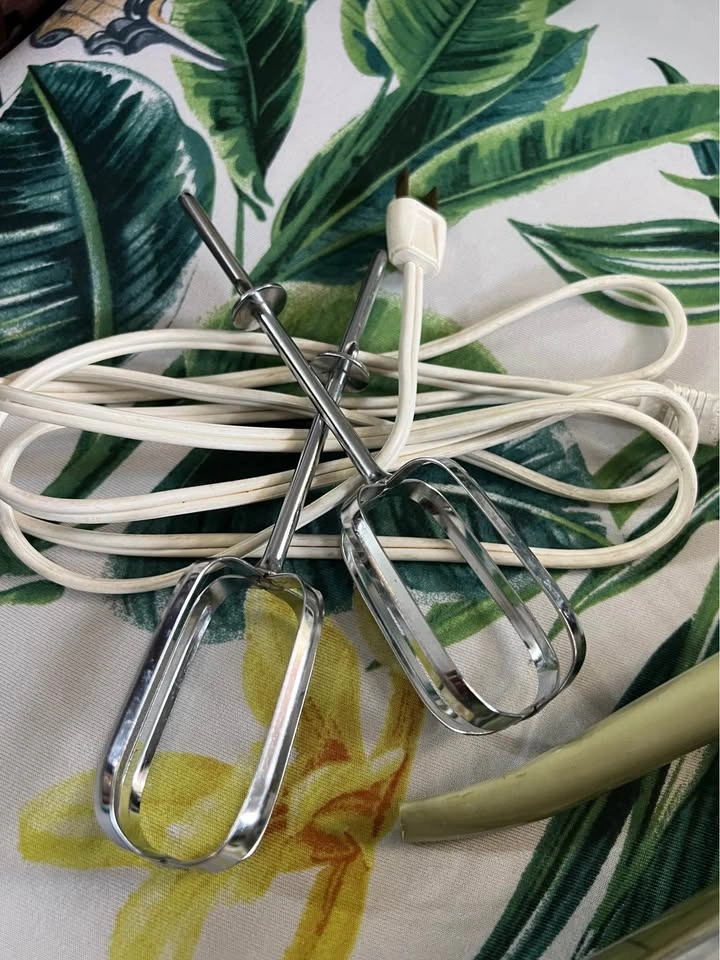 Vintage 1970s General Electric 3-Speed Hand Mixer - photo 5