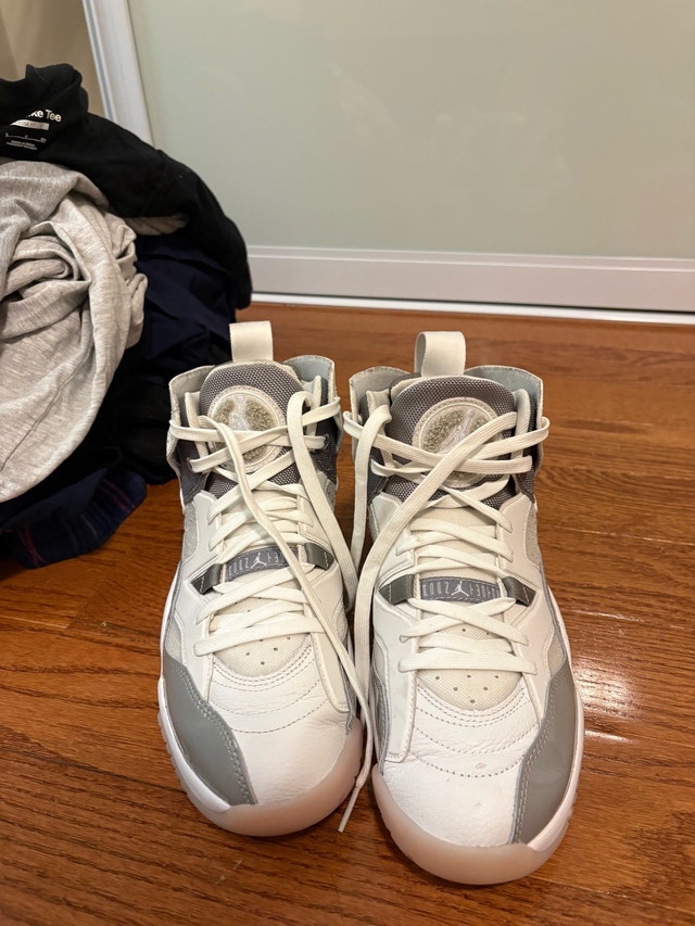 Air Jordan Sneakers - Size US 9 - Worn Only a Few Times - photo 5