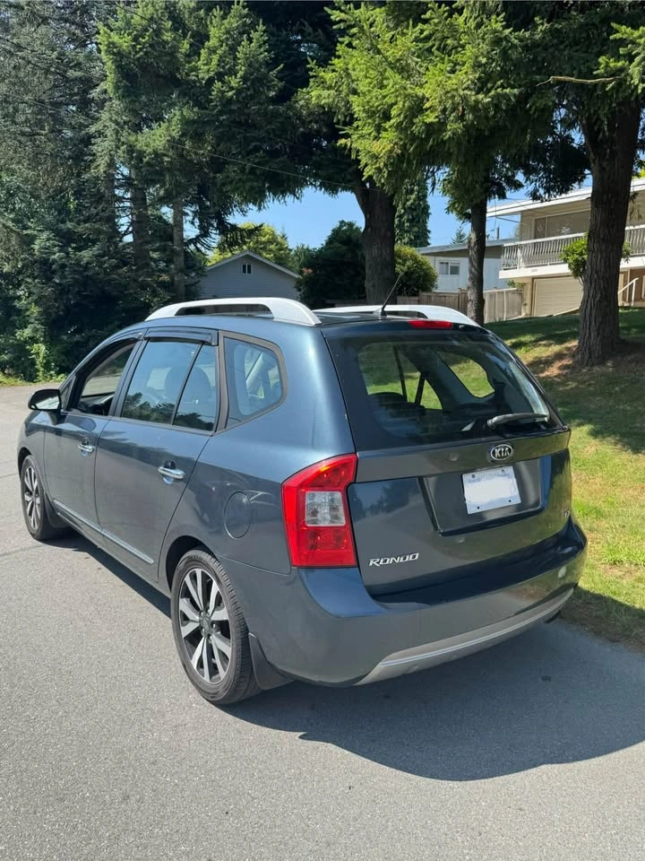 2011 Kia Rondo - photo 2