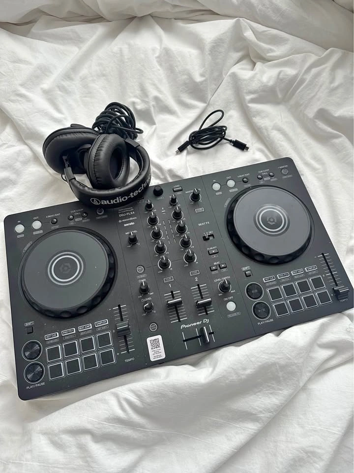 Pioneer DJ DDJ-FLX4 with Headphones