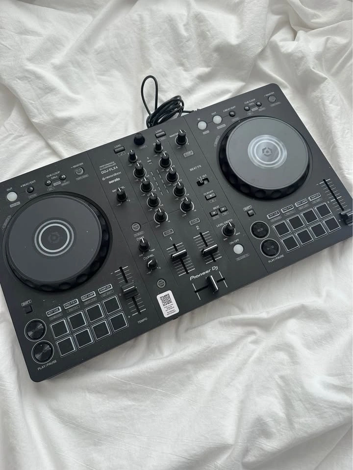 Pioneer DJ DDJ-FLX4 with Headphones - photo 2